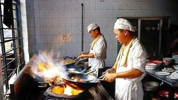 阴错阳差地，之华开始透过没留地址的书信重拾失落的年少岁月，向尹川倾诉心事